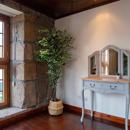 Casa Dos Livros - Vila Nova de Tazem