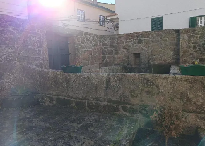 Casa Dos Livros - Vila Nova de Tazem