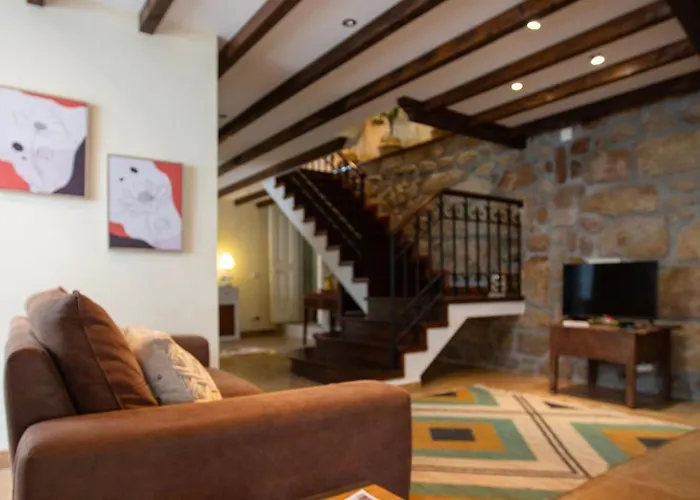 Casa Dos Livros - Vila Nova de Tazem