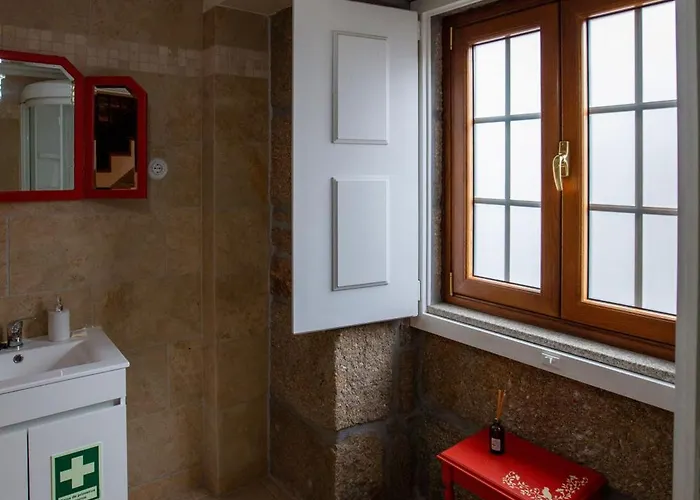 Casa Dos Livros - Vila Nova de Tazem